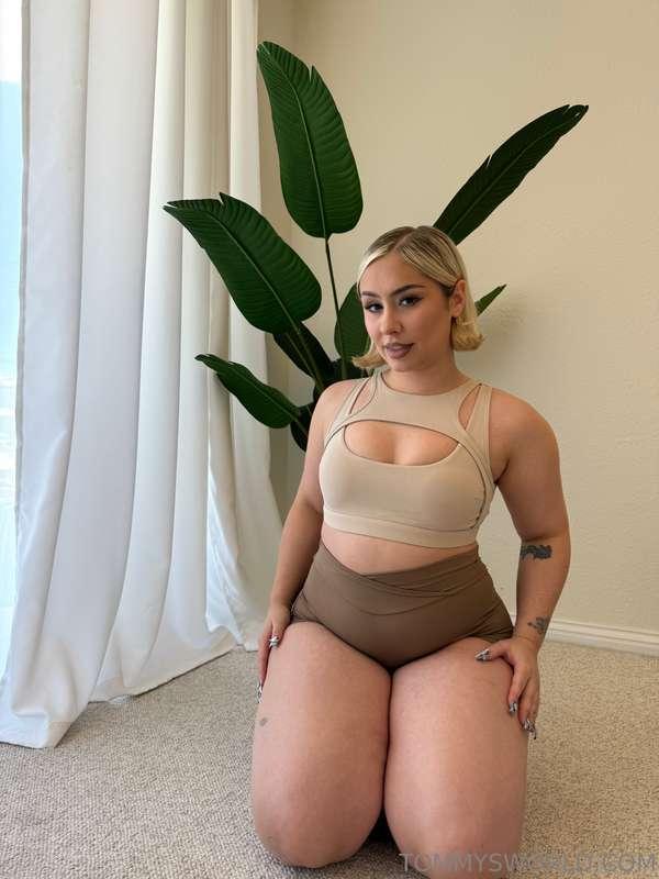 I kneel best when there’s something thick to lean on 🍆💦