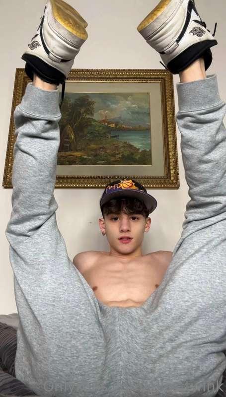 Just swipe to take my close off🥵 👉