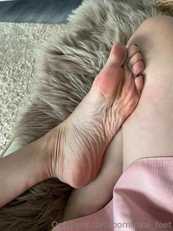 Pink soles after a long walk. It is sweaty 

I am chilling… ..