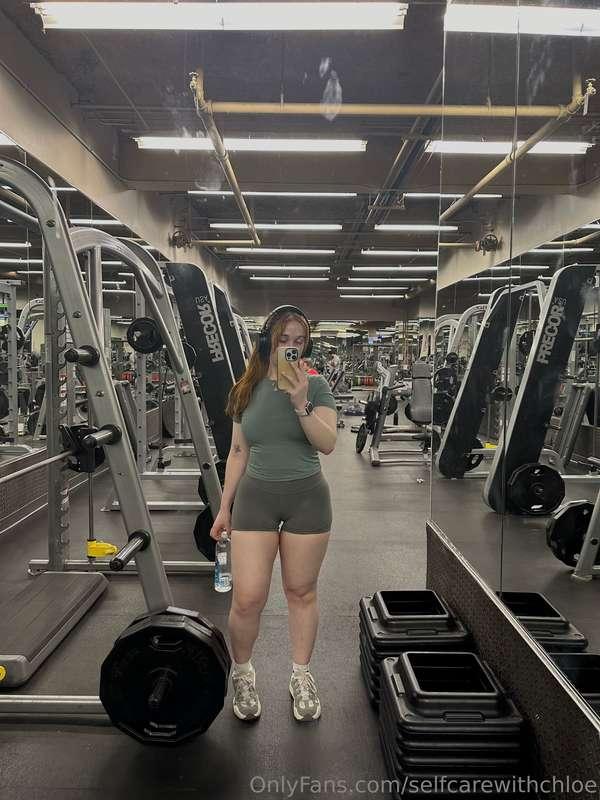 I love spending time in the gym! Do you like working out? 🏋️
