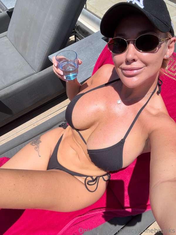 HOLIDAY FUN IN THE SUN 😎Just $25 more and I can get rid of t..
