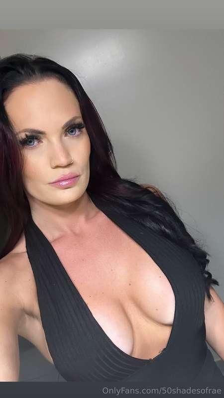 Happy Monday, I’ll be in my DM’s all day 🥰