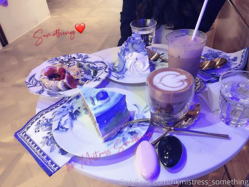 一隻手拎2個 遙控 係難啲嘅～ 同 親愛的38D 女奴 外出調教❤️ Cake & chocolate Mike 😂  ..