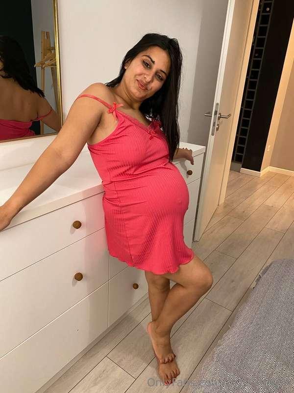 Would you rather kiss in the rain or under the stars?🌧️⭐