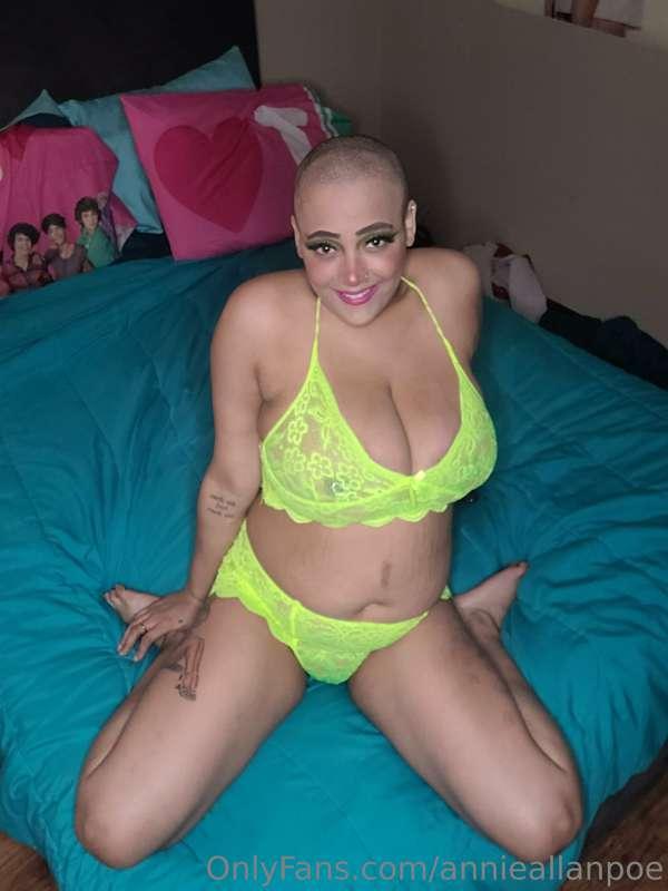 Freshly shaved head, freshly shaved pussy 😋