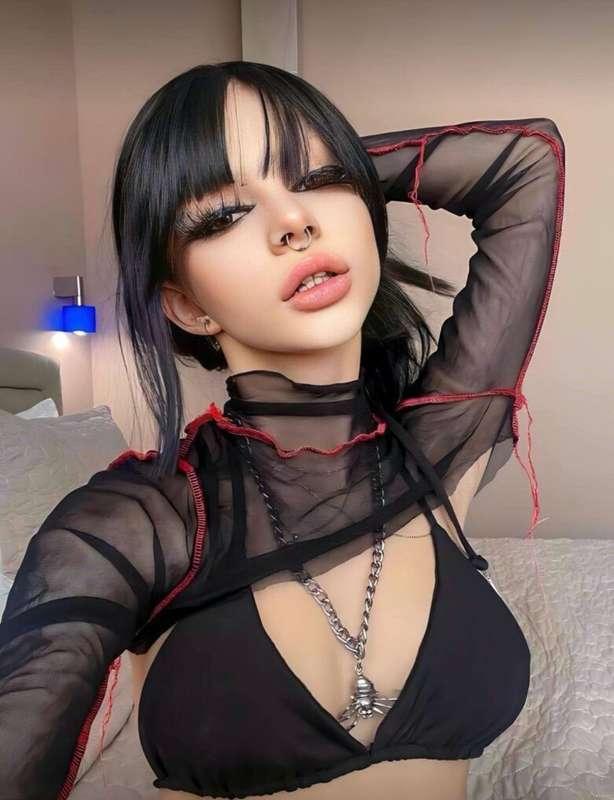 Subscribe @horrory for free today only 😍This girl @horrory w..