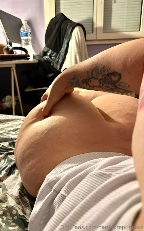 the background’s a bit messy, but i hope your attention’s st..