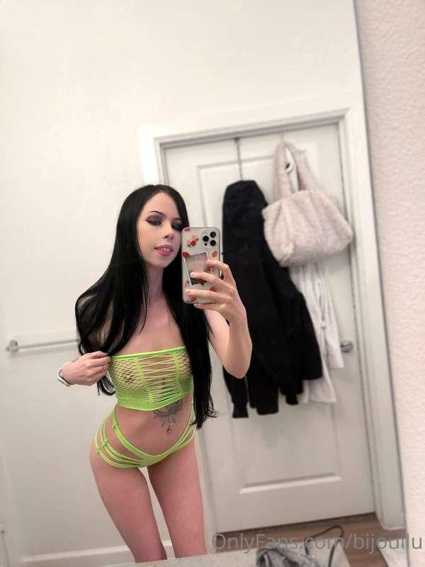 do you like my outfit? 💚 i think neon colors look good on my..