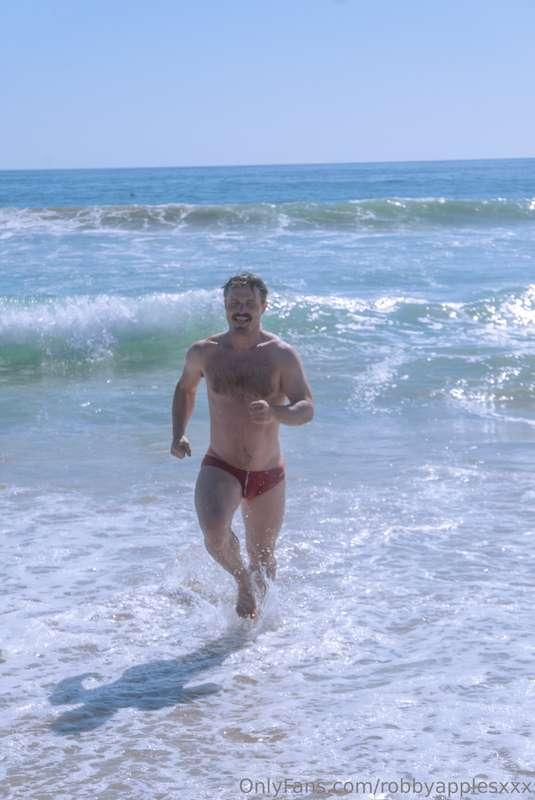 I love wearing speedos at the beach! 🏖️