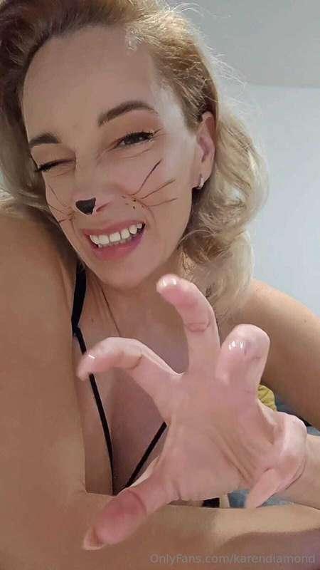 This kitten needs to be fed, could she be a baby? 🍆🍶💦💦😋