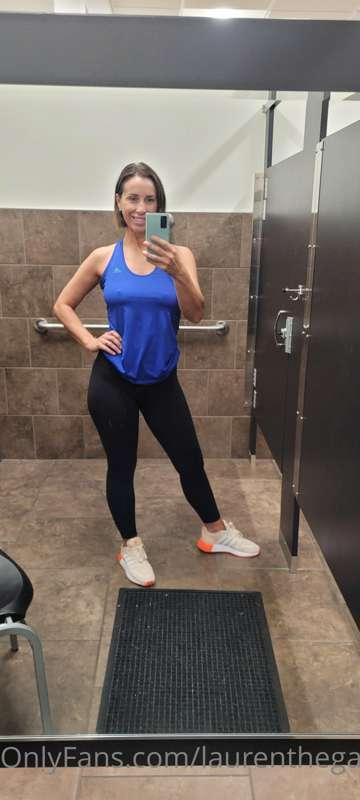 Gym bathroom selfies!

Gotta stay "fuckable" right? 😋😈