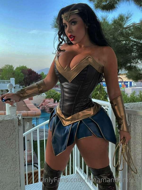 Wonder Woman is in your DMs 😈