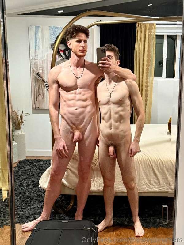 This mirror’s seen things it can’t unsee 👀3 pics