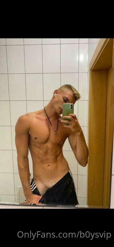 🇺🇸 My friend @rick_hunteras is an expert in getting me horny..