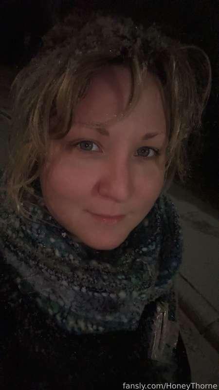 IT’S SNOWING!!!! ❄️💙🤗 I’m so excited, I just went for an hour long walk in the snow!!! Big puffy snowflakes and crunchy snow and a purple sky, it was just gorgeous. I even grinched away with a free plastic bin!!! 🤣🤣💕
Now time for a super hot shower and cozy pajamas!!!! Plus warm socks! And tea. Oooooh tea c: 

#fyp #vanilla #sfw #cute #snow #titties #bigtitties #boobs #bigboobs #fansly #bbw #tummy #curvy #thick #chubby 
