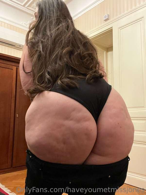 Struggling to get these jeans up over these fat cheeks 🥵 giv..