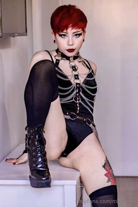 ⚫️ Unleash Your Inner with Me, Roxy ⚫️ At first glance 👀, yo..