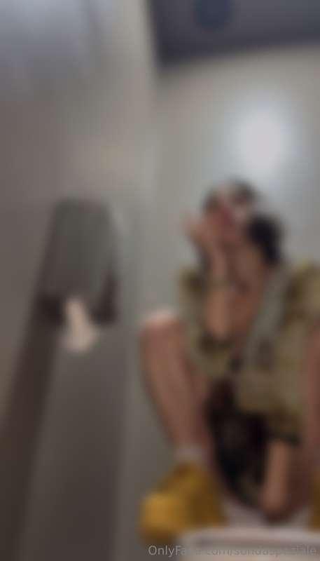 video dentro bagno pubblico di un centro commerciale, si ved..