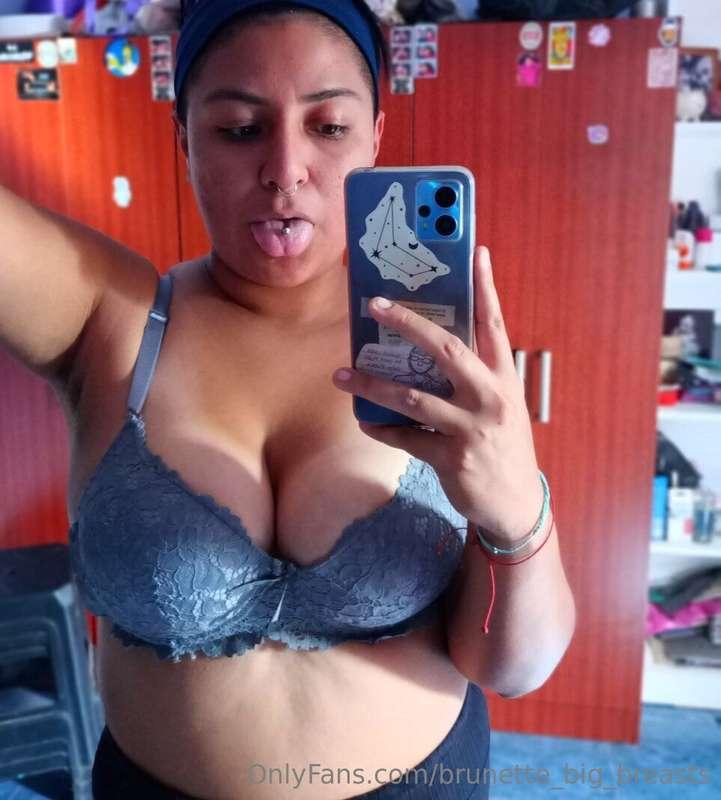 How does the gray bra look on me? 🥰