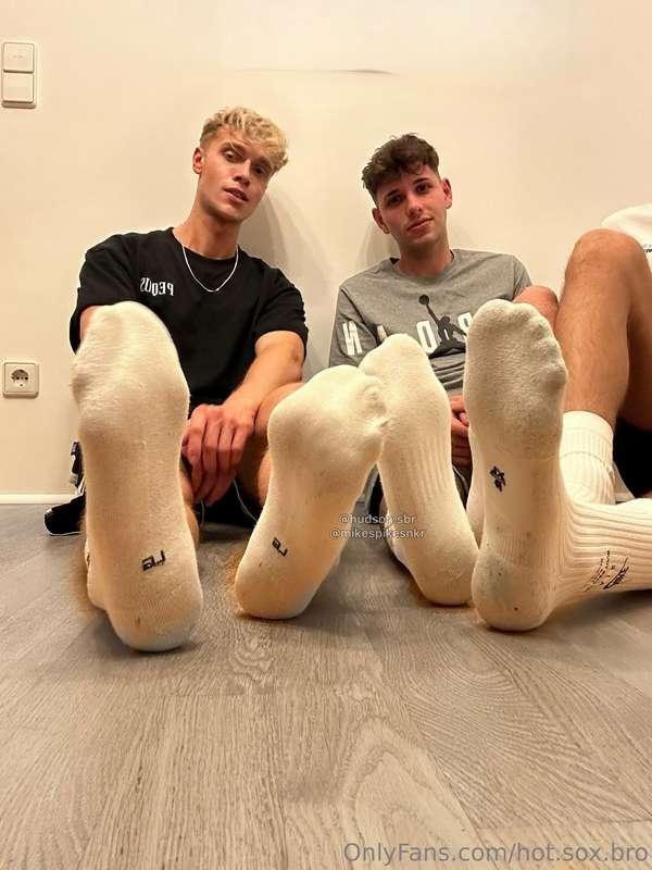 Who wants to smell our feet 😏😏 @footgodmike @timbeefox
