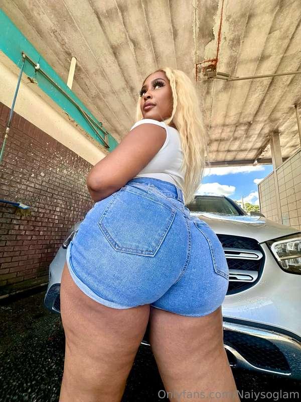 Hump Day 🍑