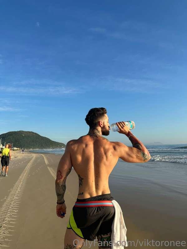 What do you think of my back?😈

Comment from 1 to 10 how muc..