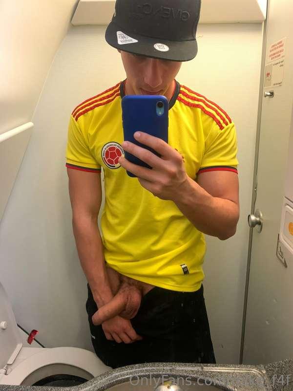 Cuando viajo en avión se me pone la polla dura ✈️✈️🍆😈😈😈
