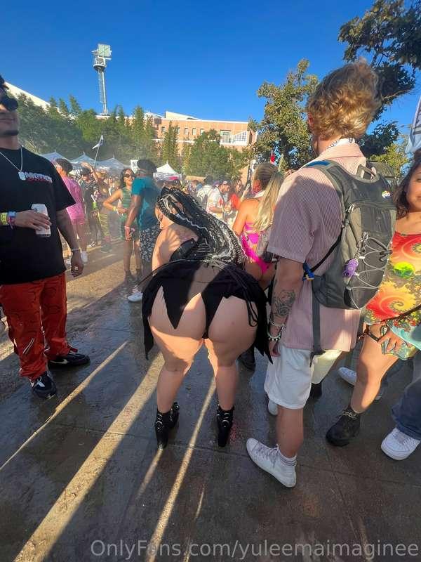 Look at this bootyfull view I saw at Hard Summer 🍑💋