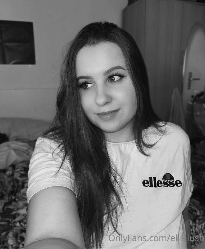 Slide gerne in meine DM's! 🔥
-
Feel free to slide into my DM..