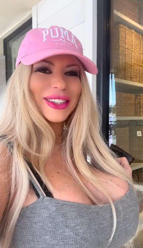 MAJOR ANNOUNCEMENT 🩷🩷 I recently had NEW breast implants put..