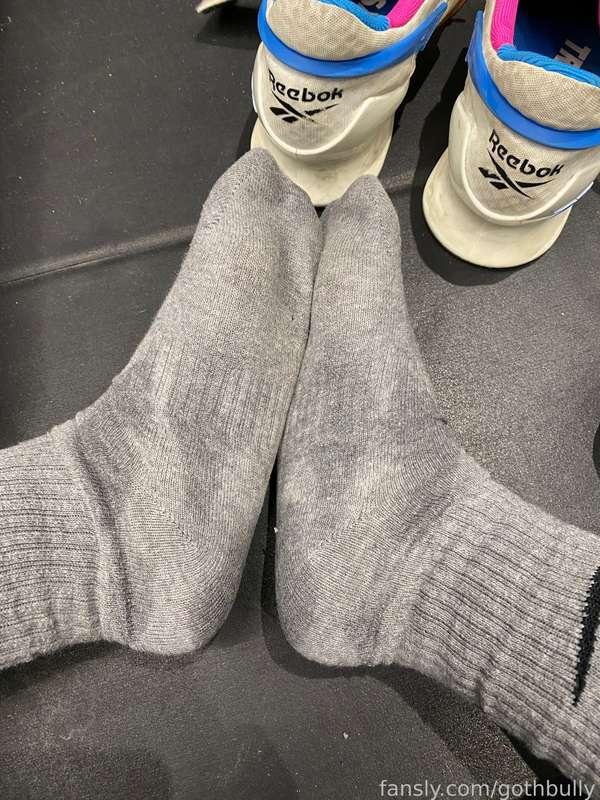 so much of my feet recently, but couldn’t resist this picture! after another really hard session in the gym today. so sweaty. 

#femdom #feet #footfetish #sweat #sweaty #gymgirl 