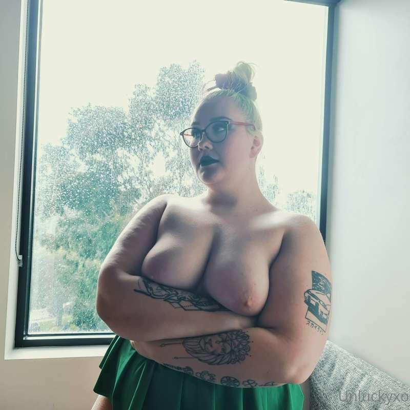 If the giantess doesnt get her own way she looks like this 💅