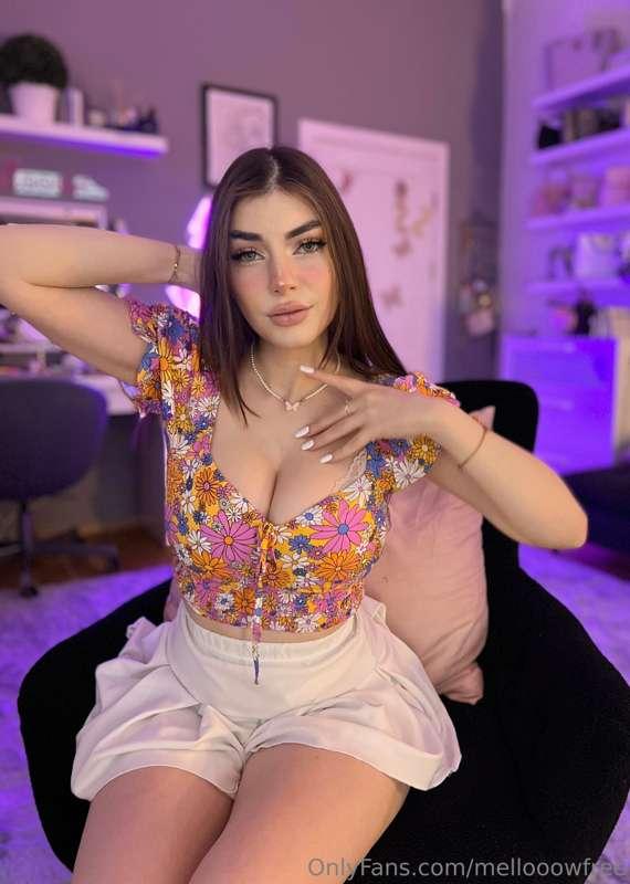 girl next door 🧡