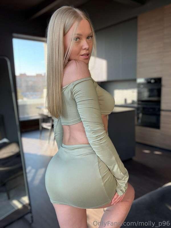 You like my outfit, it's such a pretty color and this skirt ..