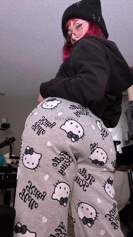 Got some cute new pj pants 👀 (Also ignore my outfit, I took ..