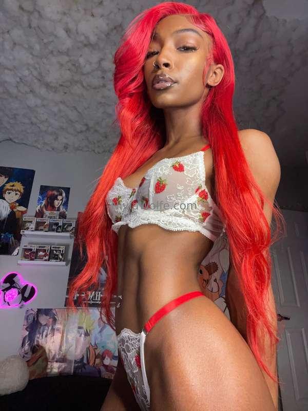 woke up looking like a strawberry 🍓
