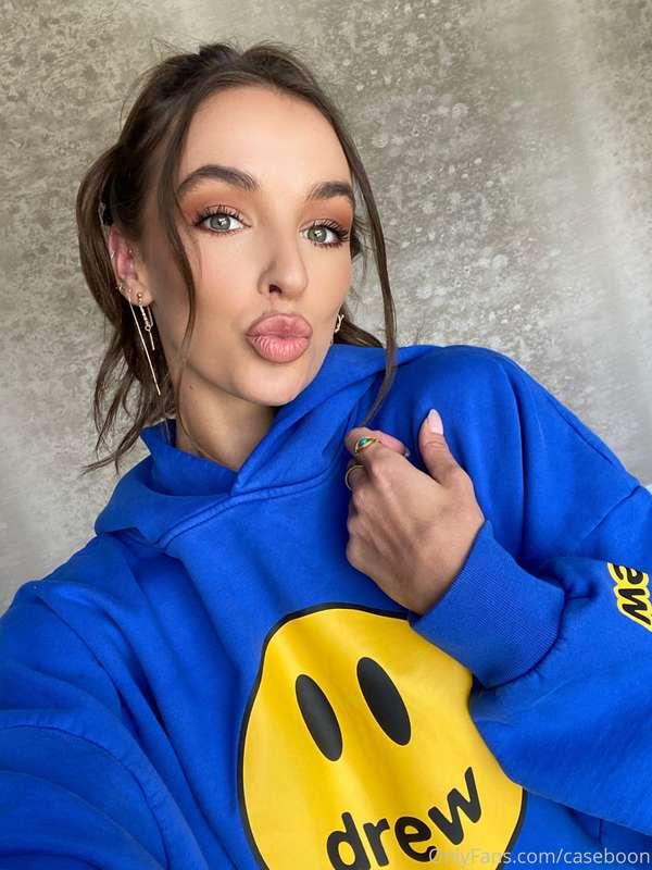 Today’s vibe: lip gloss, oversized hoodie, no plans 💗what ar..