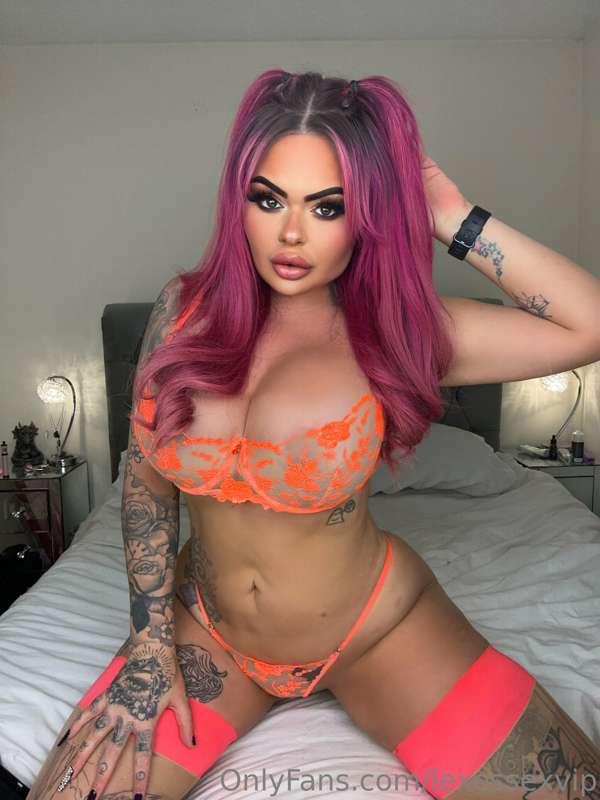 Neon underwear is so dreamy 🤤