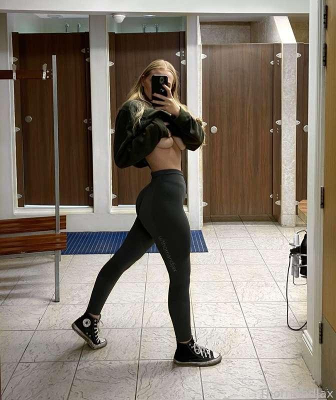 Wanna be my gym buddy? 🏋🏼‍♀️ You could help me stretch afterwards  💕
