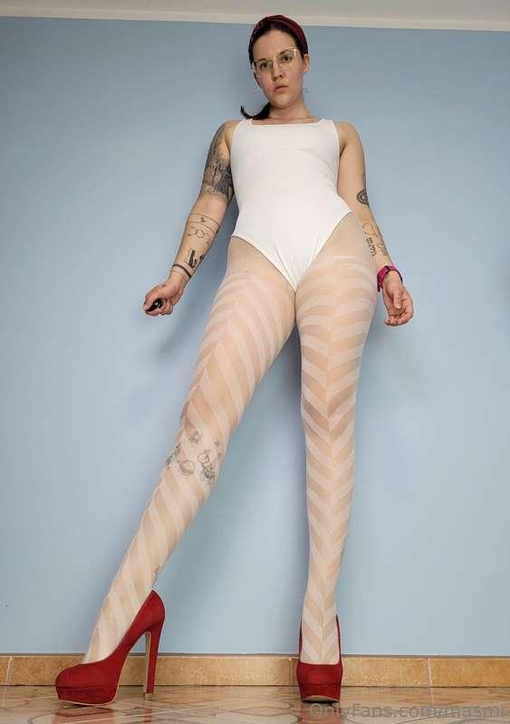 White bodysuit, white pattern pantyhose and red pumps. 😍