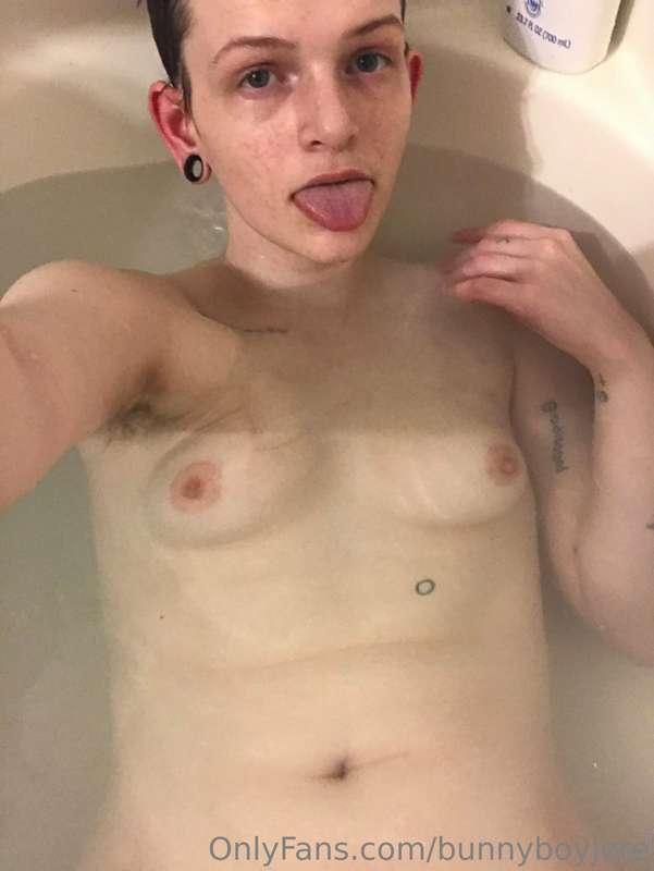 come hop in th tub with me?? :3