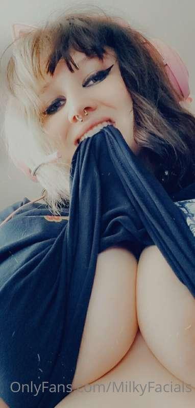 I should be sleeping but games 👉👈🥺