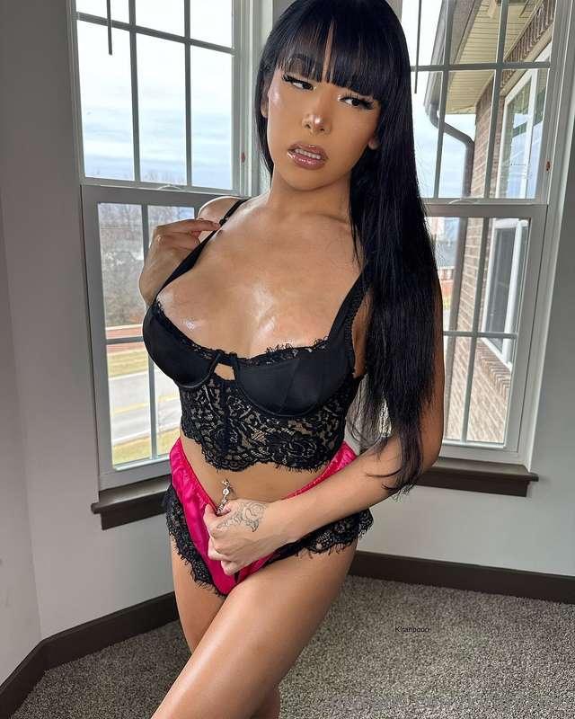 Oiled up , how I like it… 💅🏽✨🏳️‍⚧️