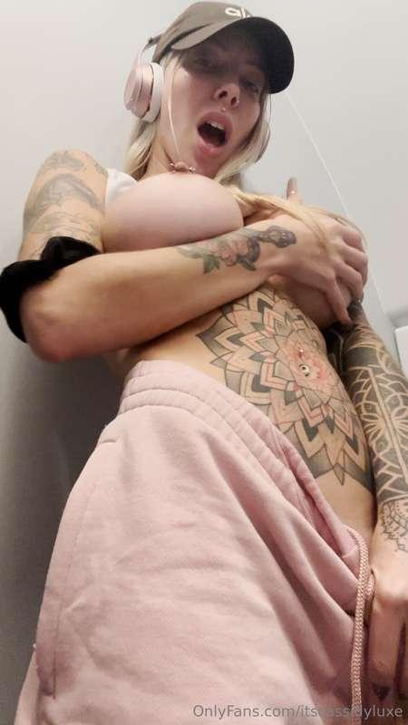 Enjoying the view down there?😏