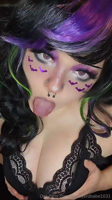 Are you aiming for my tits, mouth or face? 🖤💦