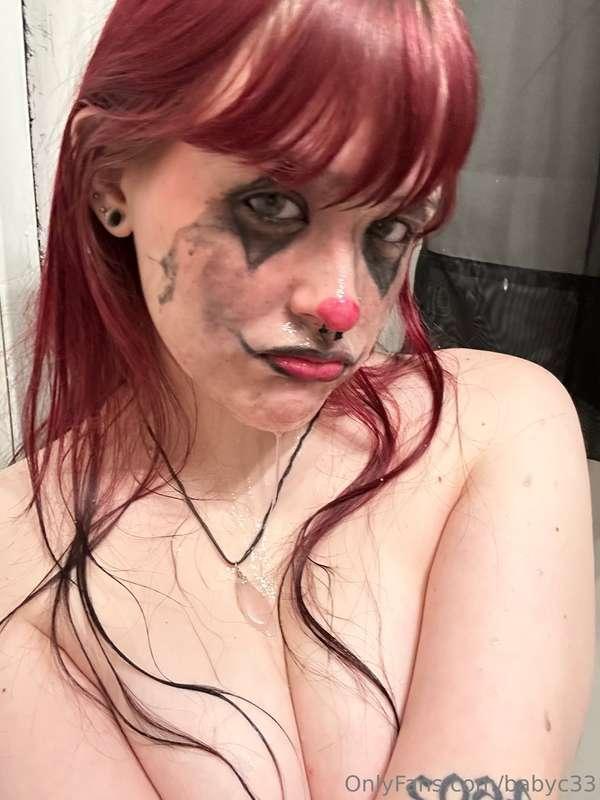 Random clown selfie, don’t I look cute all messy?