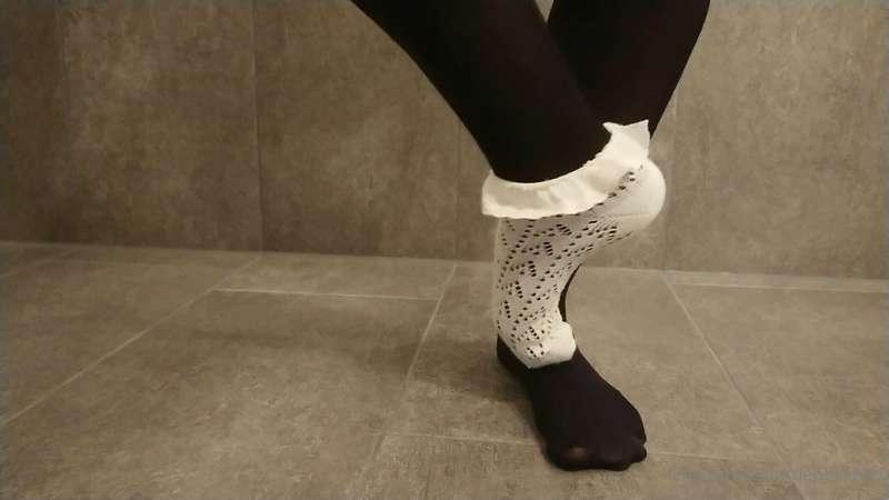 Heels, frilly socks & stockings 
👢🧦👣
Enjoy 💋💦💋💦💋💦💋