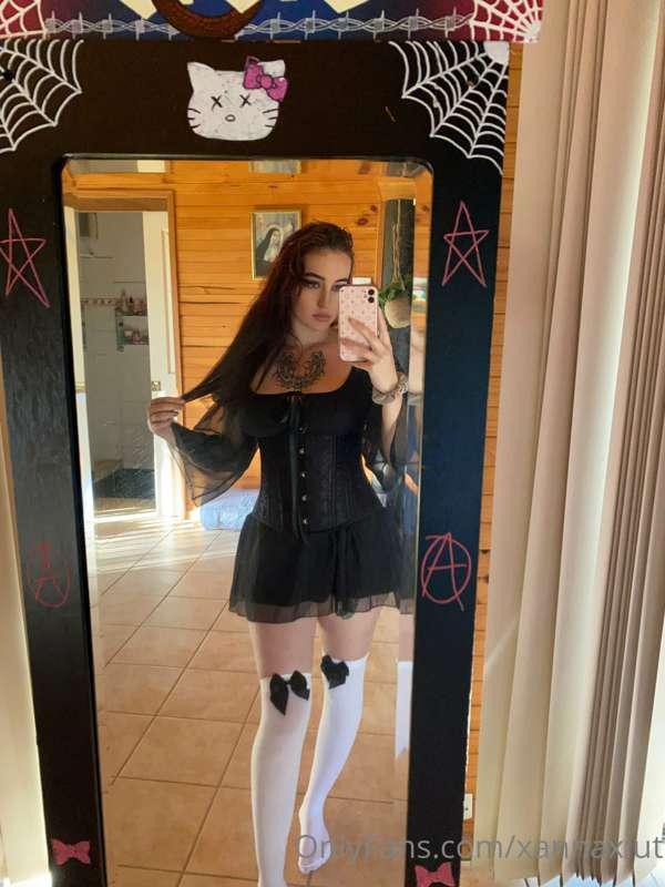 This corset gave me a god complex 🖤 Tip if you want me to up..