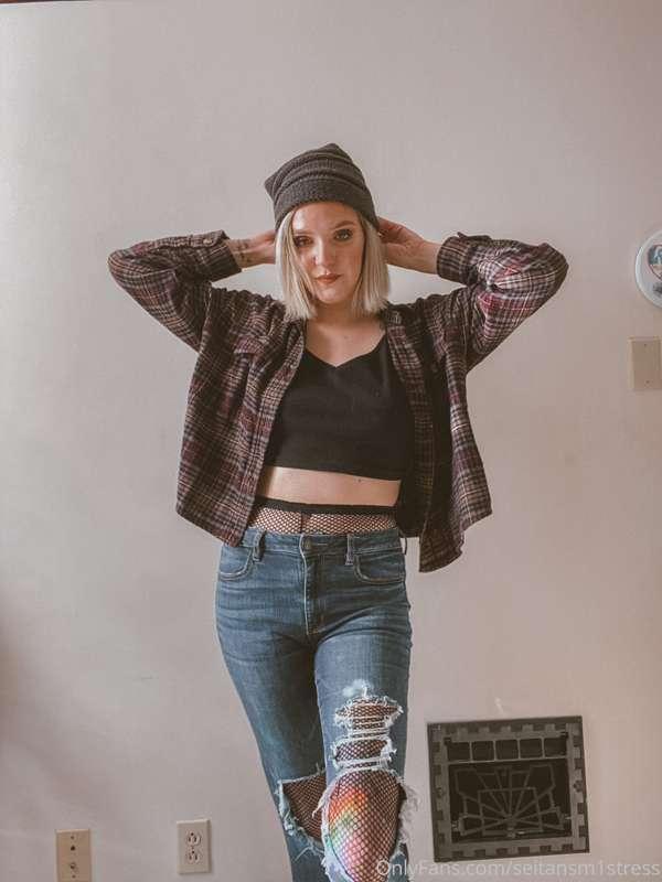 🖤 O O T D 🖤

I low key feel like Debbie Gallagher in this co..