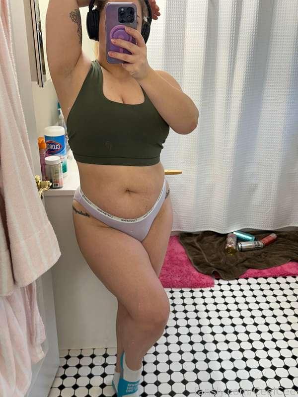 Oh, why are all those cans behind me? No reason 😋

#thick #milf #chubby #curvy #bigass #booty #thickthighs #thighs #sizequeen #bigtits #natural

